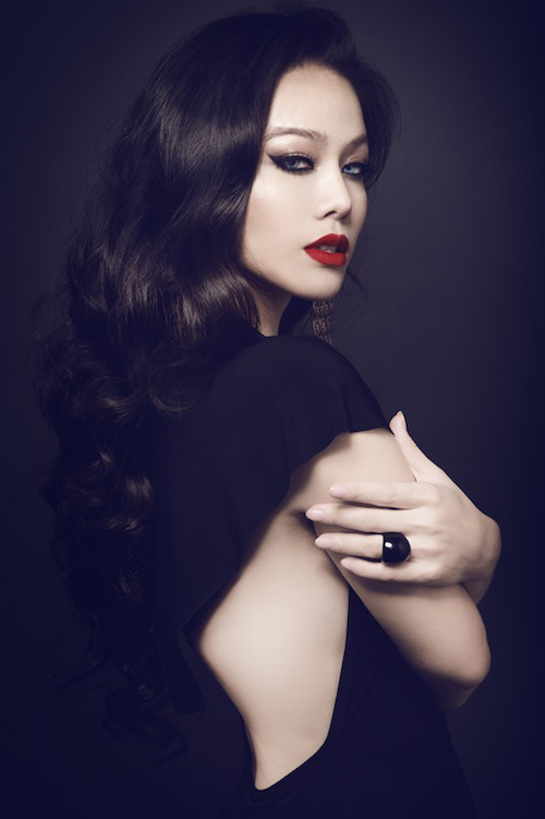 Nhật Kim Anh gợi cảm phong cách Tây cổ điển